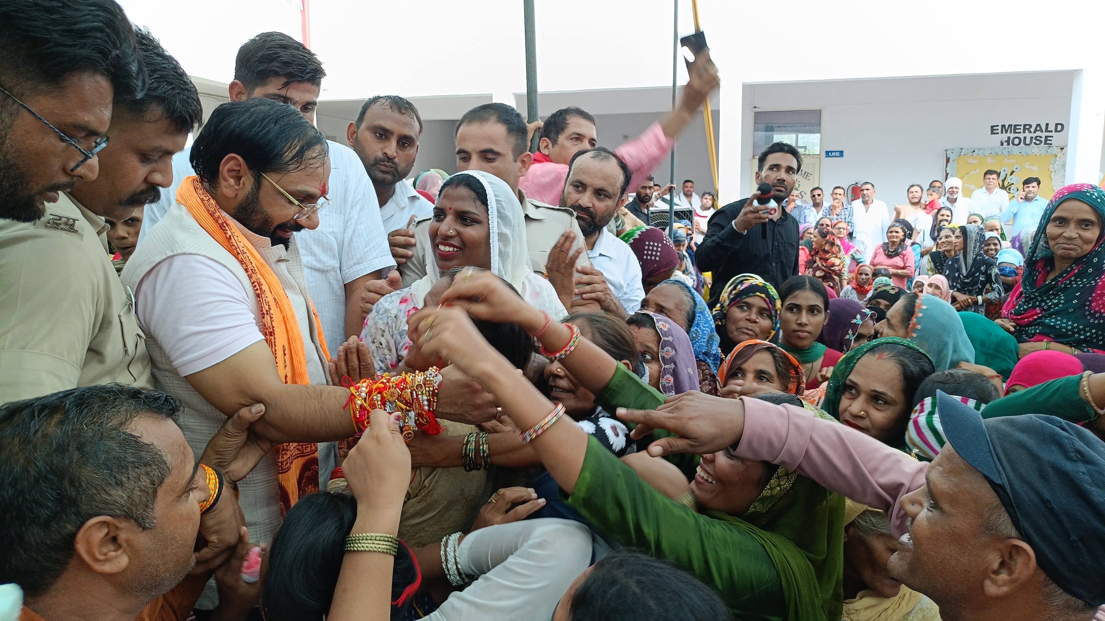 विधायक देवेंद्र चतरभुज अत्री के दोनों हाथों पर राखी बांधते हुए महिलाएं। विधायक देवेंद्र चतरभुज अत्री के दोनों हाथों पर राखी बांधते हुए महिलाएं।