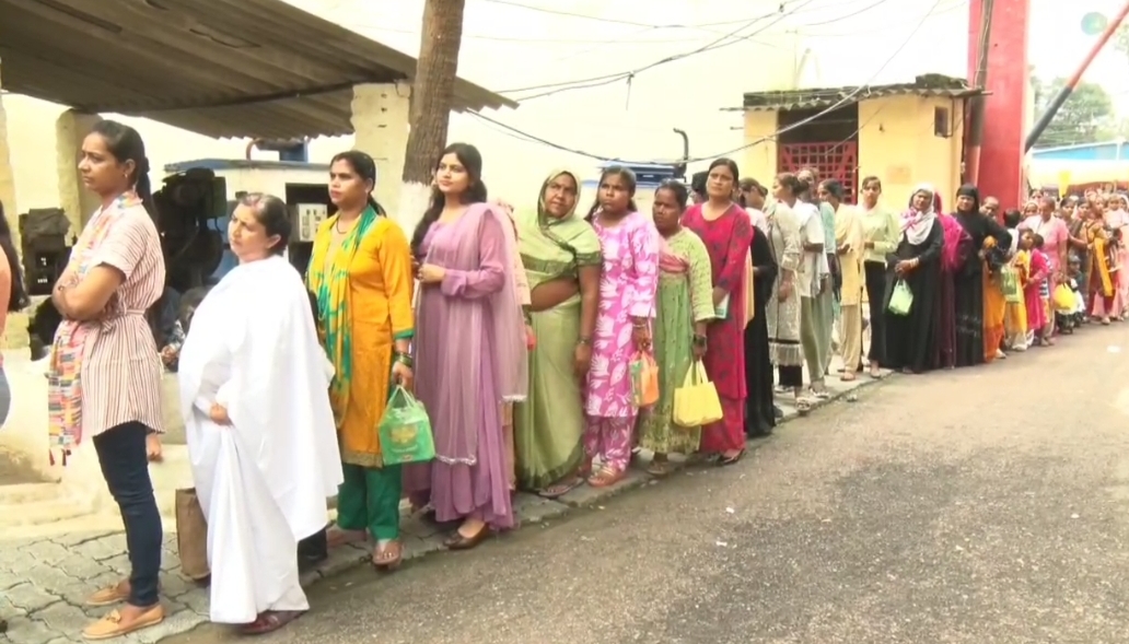 राखी बांधने पहुंचीं बहने लाइनों में लगकर अपनी बारी का इंतजार करते हुए राखी बांधने पहुंचीं बहने लाइनों में लगकर अपनी बारी का इंतजार करते हुए