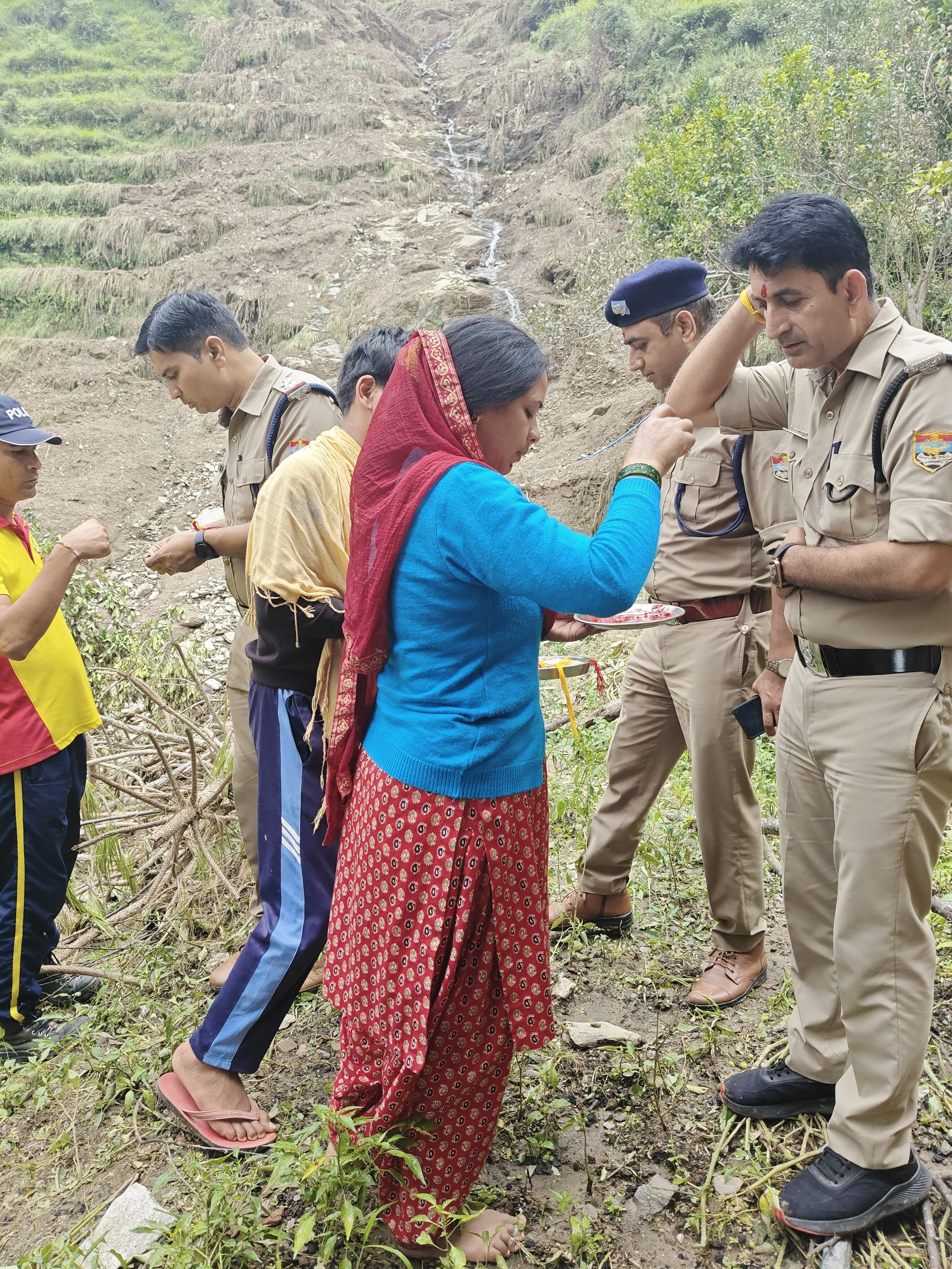 आपदाग्रस्त सैंजी गांव में प्रभावित महिलाओं ने राहत कार्यो में जुटे पुलिस जवानों को बांधी राखी आपदाग्रस्त सैंजी गांव में प्रभावित महिलाओं ने राहत कार्यो में जुटे पुलिस जवानों को बांधी राखी