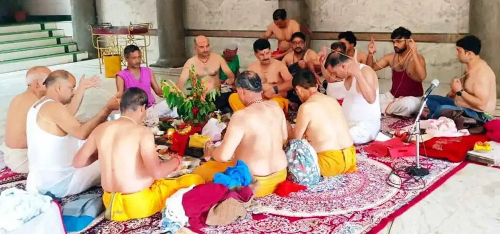 नयना देवी मंदिर में यज्ञोपवीत बदलते लोग। नयना देवी मंदिर में यज्ञोपवीत बदलते लोग।