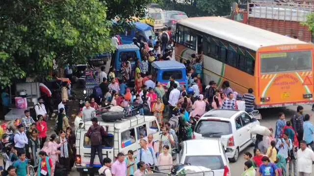 हरिद्वार बस अड्डे पर भारी भीड़ हरिद्वार बस अड्डे पर भारी भीड़