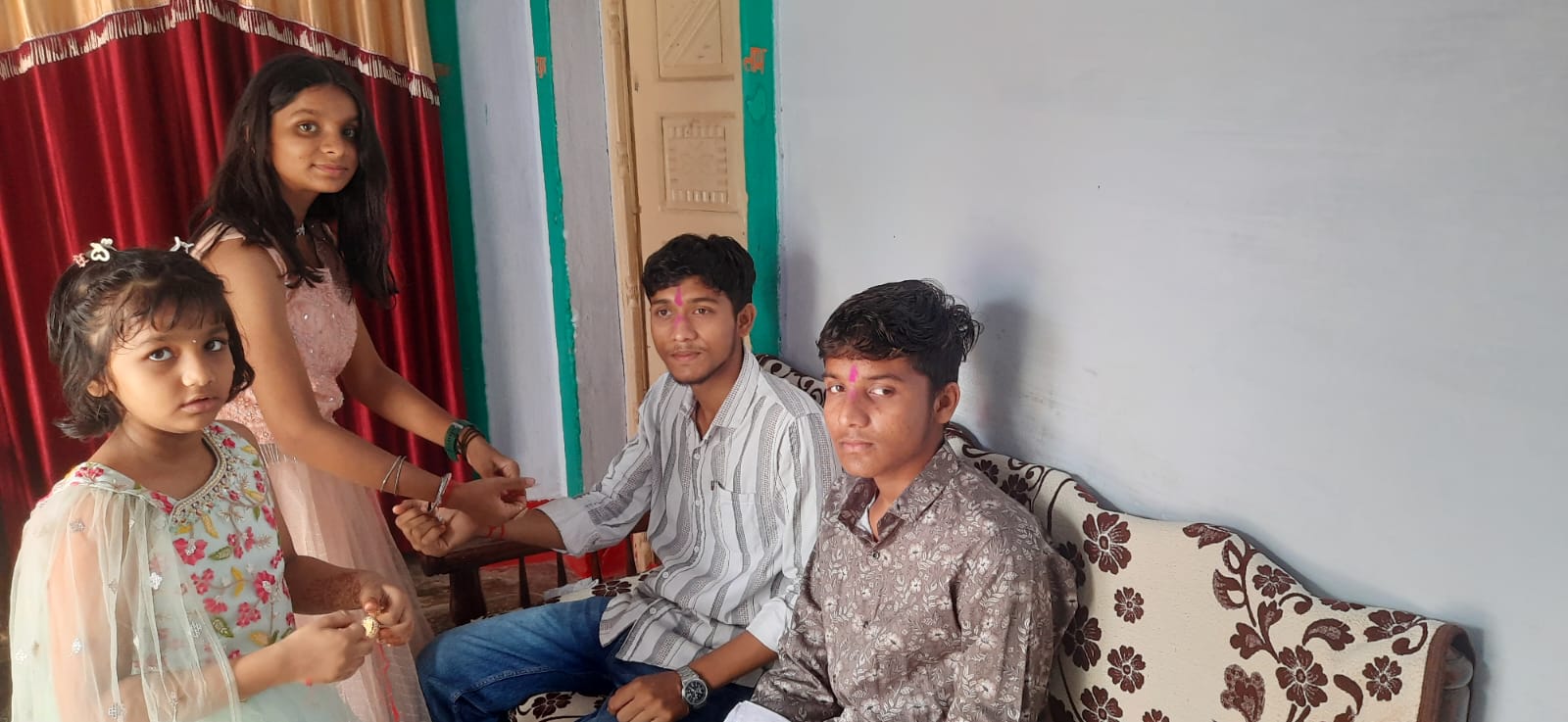 भाई को राखी बांधती हुई बहन।