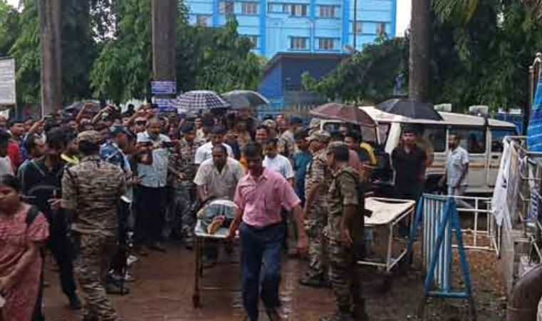 घायलों को अस्पताल ले जाती पुलिस प्रशासन घायलों को अस्पताल ले जाती पुलिस प्रशासन