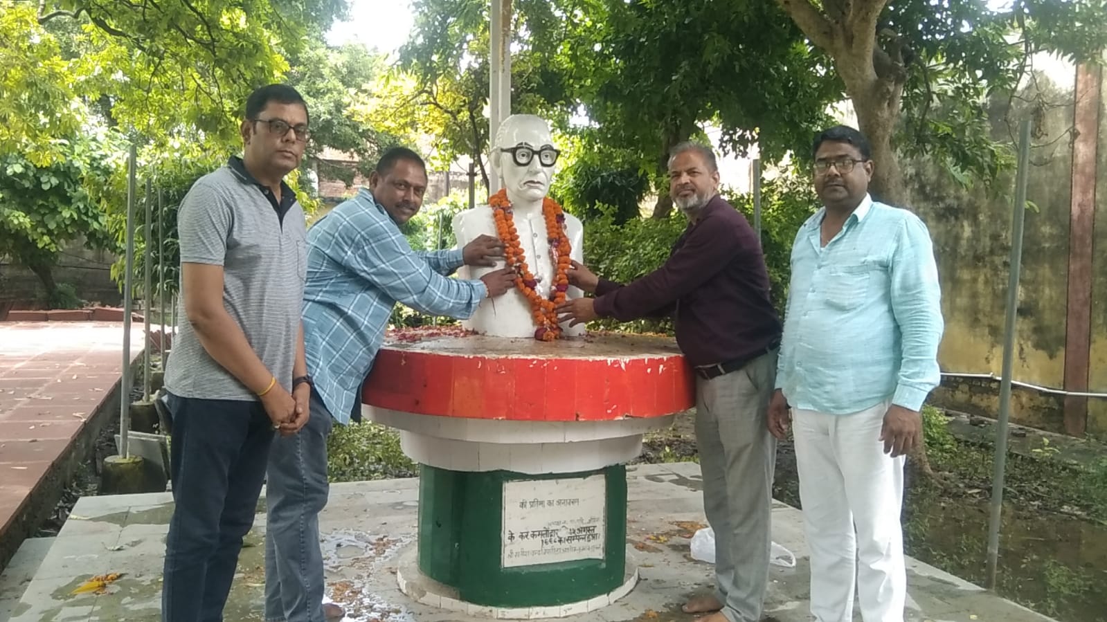 फोटो - श्रद्धांजलि अर्पित करते हुए समाज सेवी