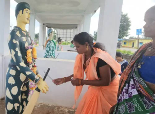 बहनें  बलीदान भाइयों की मूर्तियों पर राखी बांधती हैं
