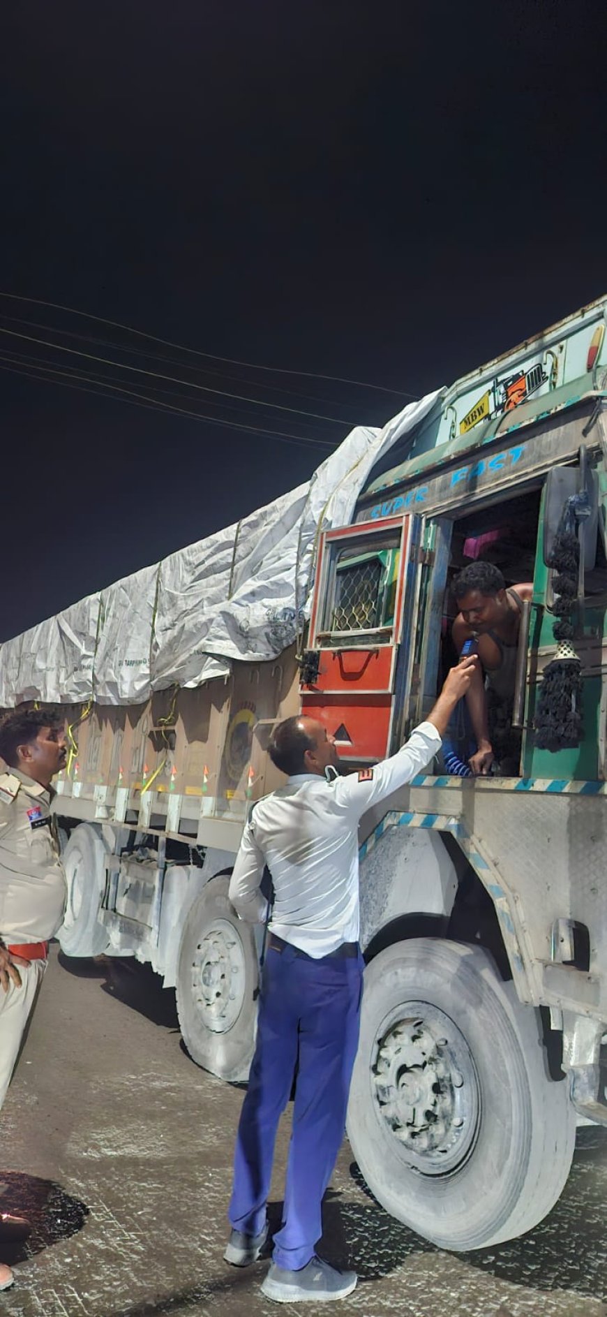 चालान करती पुलिस