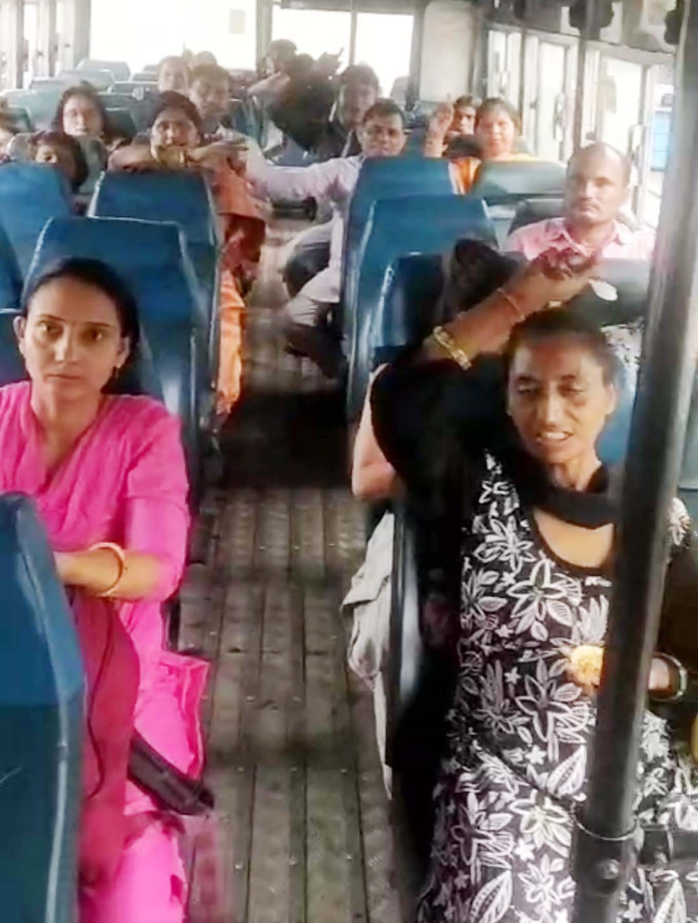 गुरुग्राम से रक्षाबंधन पर रोडवेज बस में सवार बहनें। गुरुग्राम से रक्षाबंधन पर रोडवेज बस में सवार बहनें।
