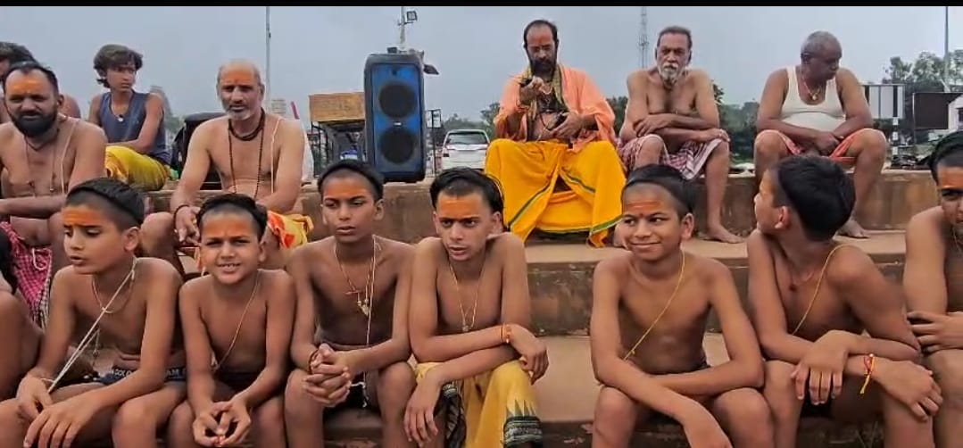 श्रावणी महोत्सव में नर्मदा तट बटुक श्रावणी महोत्सव में नर्मदा तट बटुक