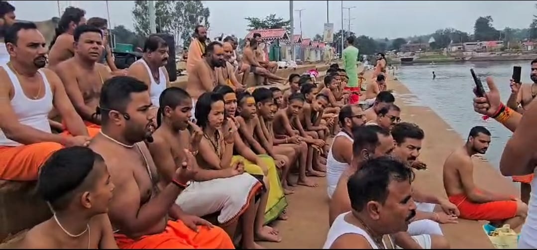 नर्मदा तट पर श्रावणी महोत्सव के दाैरान नर्मदा तट पर श्रावणी महोत्सव के दाैरान