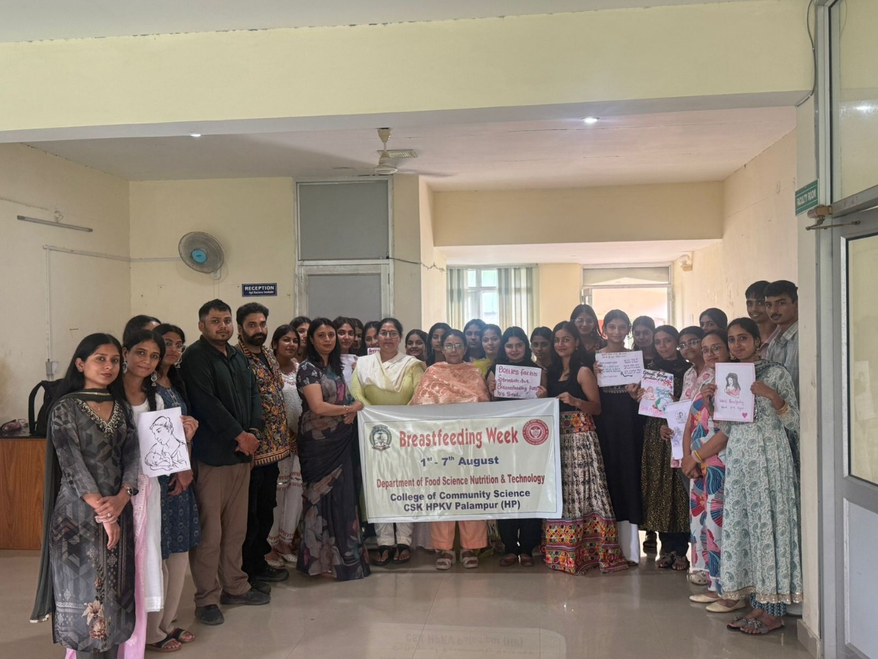 कृषि विश्वविद्यालय में विश्व स्तनपान सप्ताह के मौके पर मौजूद शिक्षक और छात्र।