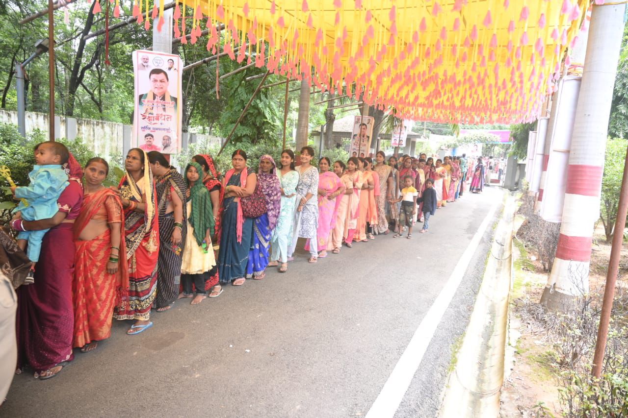 कोरबा में मंत्री लखन लाल देवांगन को 10 हज़ार से अधिक बहनों ने बाँधी स्नेह की डोर कोरबा में मंत्री लखन लाल देवांगन को 10 हज़ार से अधिक बहनों ने बाँधी स्नेह की डोर