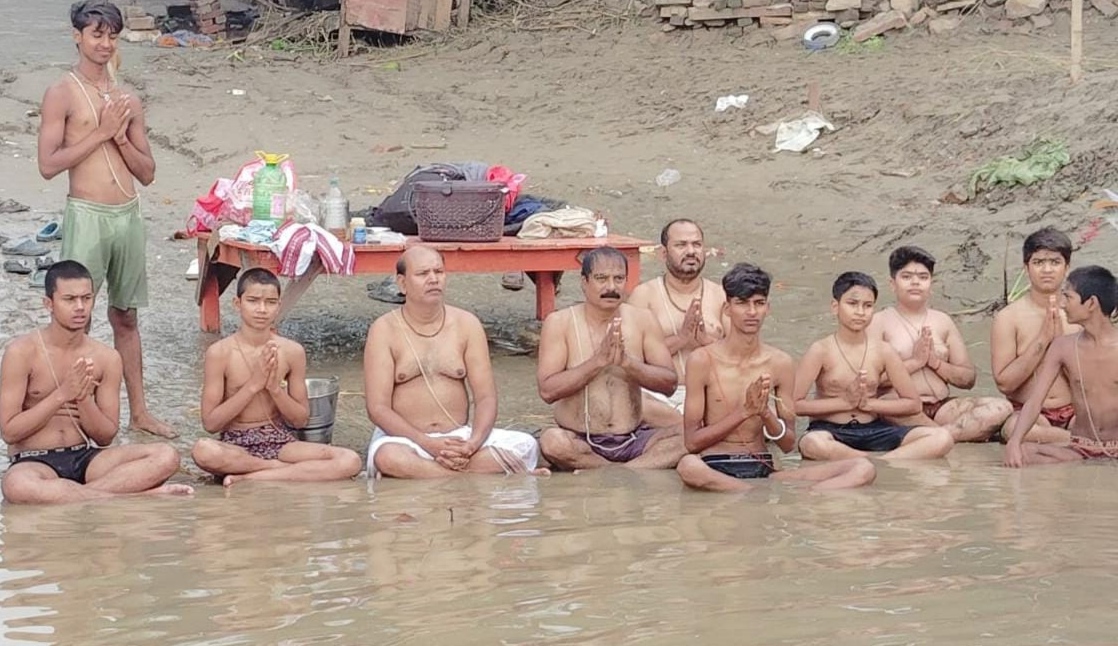 चुनार बालूघाट पर श्रावणी उपाकर्म करते हुए संस्कृत महाविद्यालय के प्राचार्य व छात्र