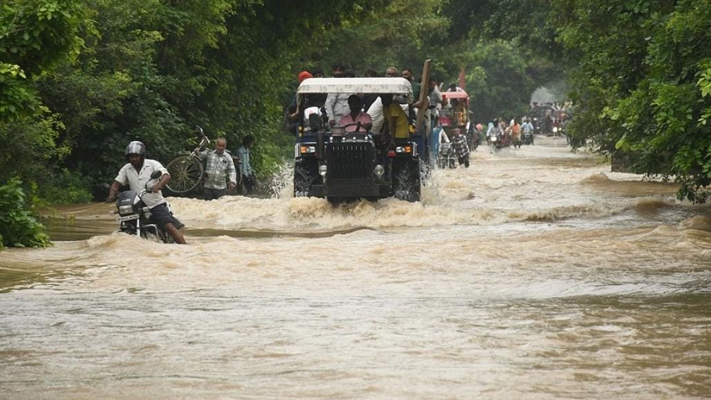 मुरादाबाद जनपद में इस्लामनगर स्थित रोड पर आया बारिश/बाढ़ का पानी। मुरादाबाद जनपद में इस्लामनगर स्थित रोड पर आया बारिश/बाढ़ का पानी।