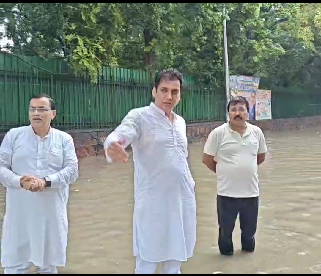 करोल बाग की सड़कों पर जलभराव में उतरें दिल्ली प्रदेश कांग्रेस कमेटी के अध्यक्ष देवेंद्र यादव