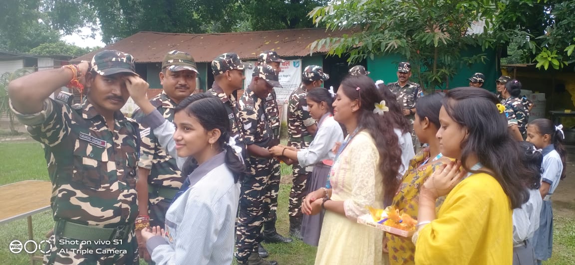 अररिया फोटो:एसएसबी जवानों के हाथों में राखी