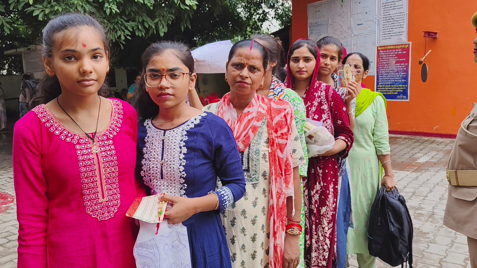 रक्षाबंधन पर जिला कारागार में बंद भाइयों की राखी बांधने पहुंची बहनों की लगीं कतारें ।