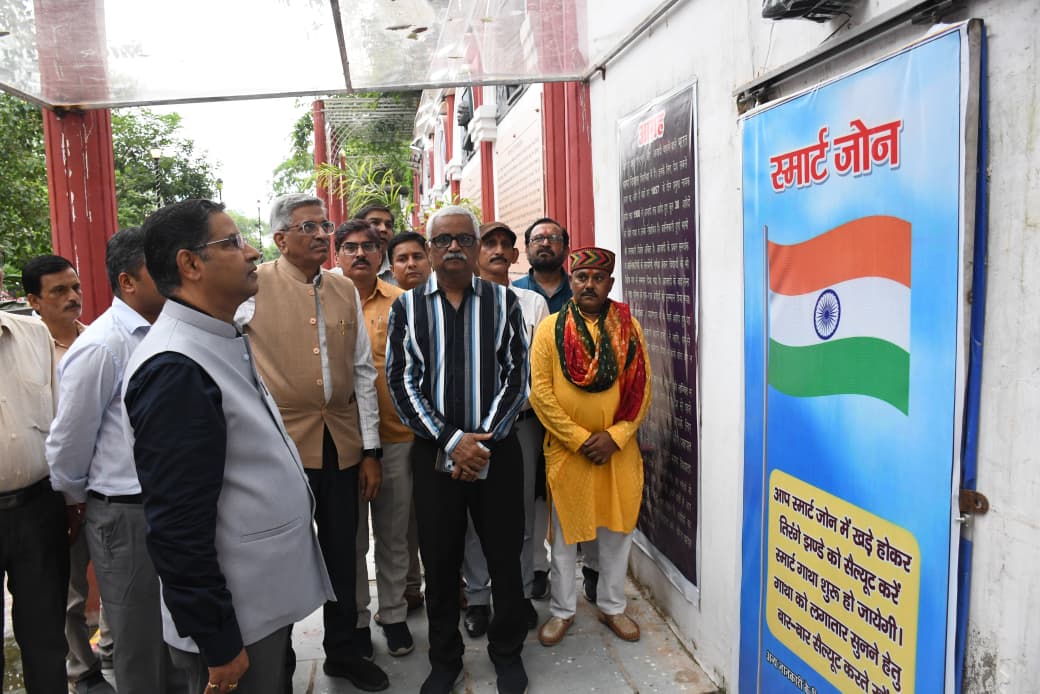 अगस्त क्रान्ति के अवसर पर प्रयागराज में शहीद वॉल कार्यक्रम का उद्घाटन करते हुए न्यायमूर्ति संजय कुमार सिंह एवं भारत भाग्य विधाता के संस्थापक अध्यक्ष वीरेंद्र पाठक का छाया चित्र