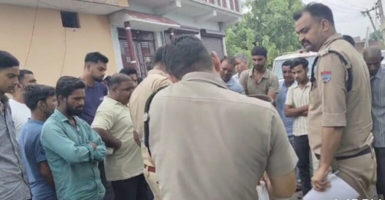 सब मिलने के बाद एकत्रित भीड़