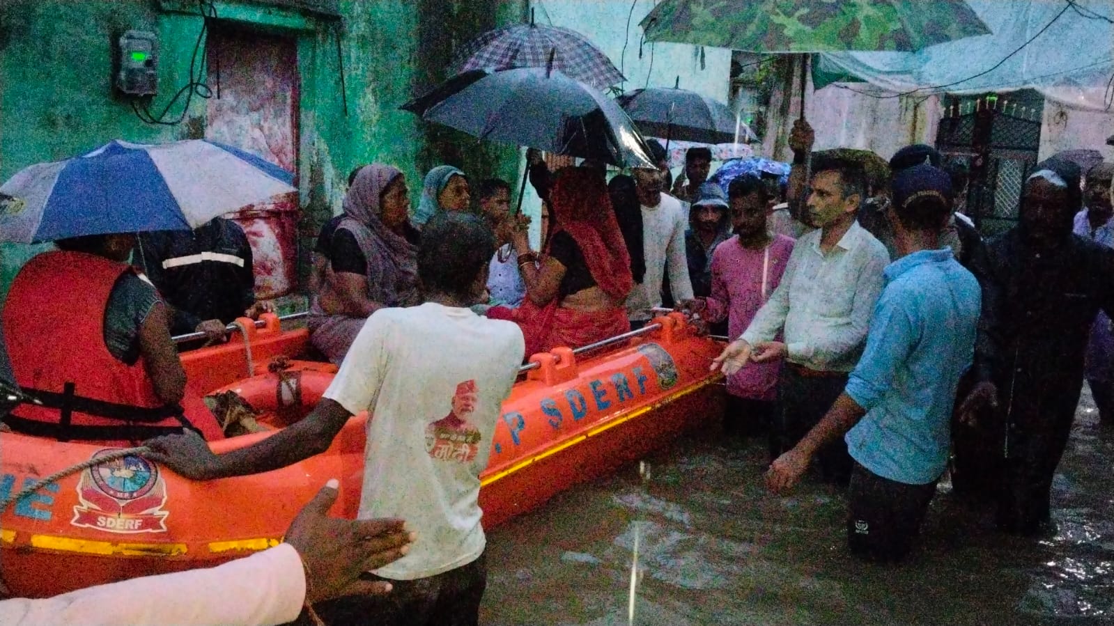 दमोह- भारी बारिश सुभाष कॉलोनी में 4 से 5 फीट तक पानी भरा दमोह- भारी बारिश सुभाष कॉलोनी में 4 से 5 फीट तक पानी भरा