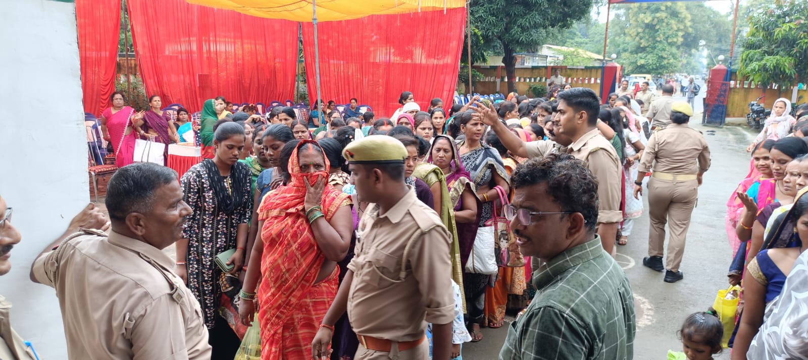 सलाखो के बीच बंधा रिश्ता: जेल में बंद भाइयों की कलाई पर राखी बांधने पहुंची बहनों की आंखें हुई नम*