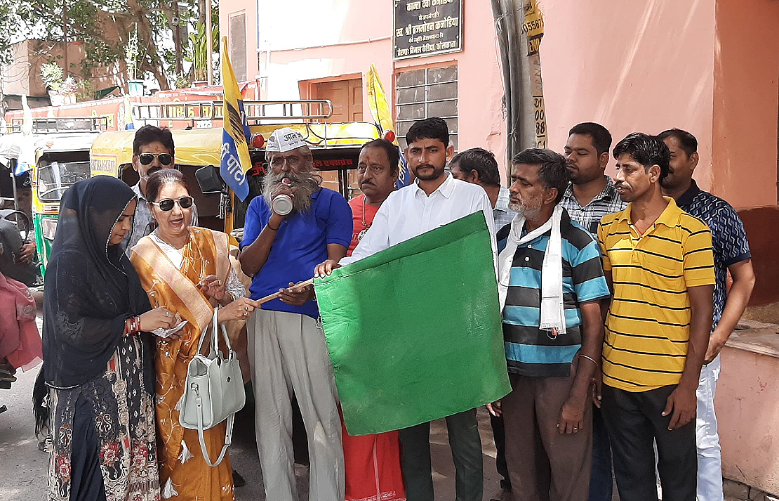 राखियां बाधने के लिए आने-जाने वाली महिलाओं के लिए नि:शुल्क ऑटो रिक्शा की सुविधा की आप ने