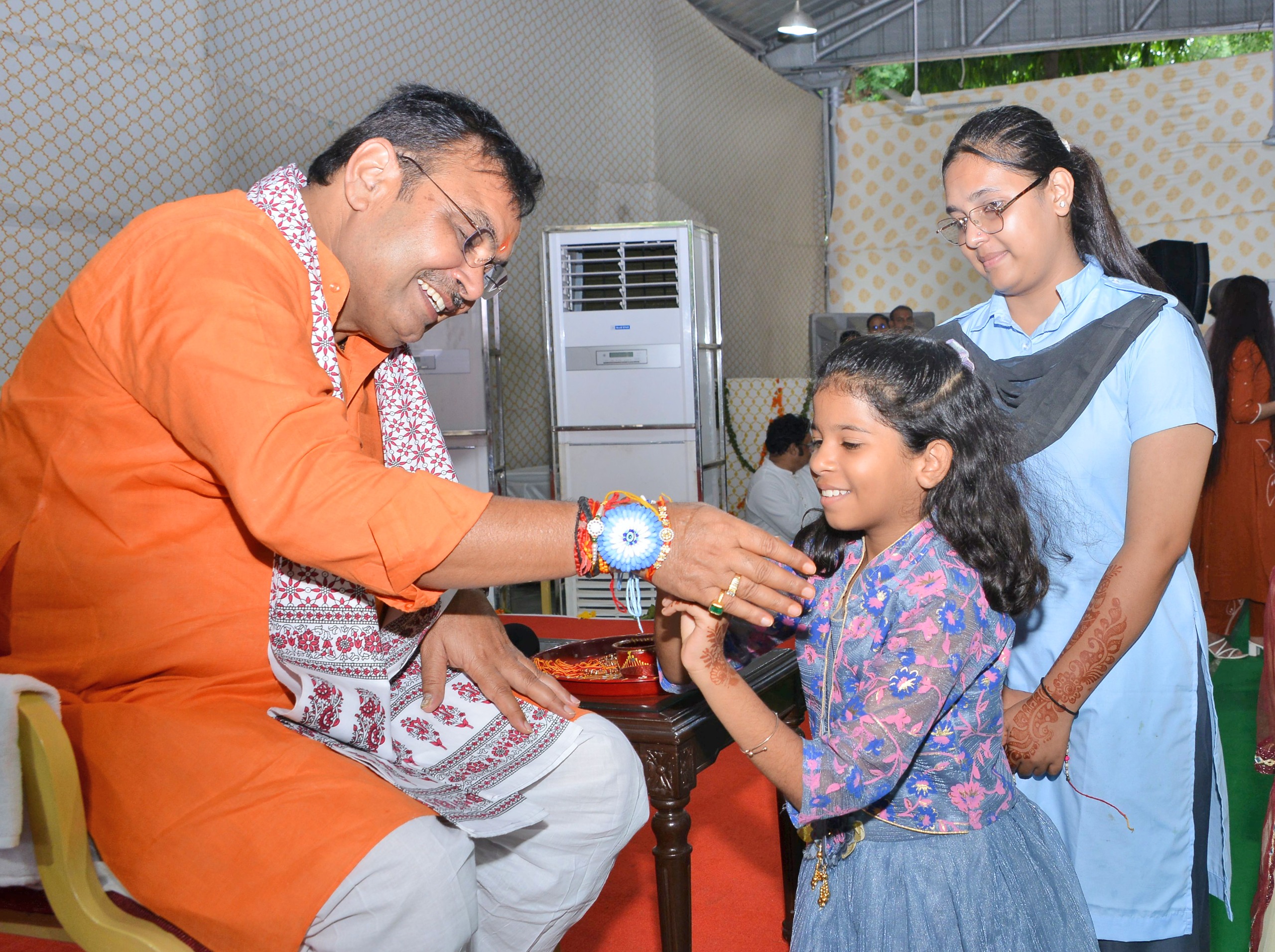 मुख्यमंत्री भजनलाल शर्मा रक्षाबंधन पर्व मनाते हुए। मुख्यमंत्री भजनलाल शर्मा रक्षाबंधन पर्व मनाते हुए।