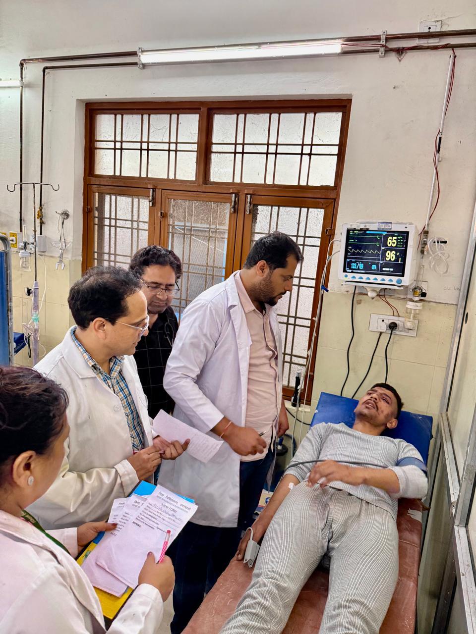 घायलों का हाल चाल जानते स्वास्थ्य सचिव घायलों का हाल चाल जानते स्वास्थ्य सचिव