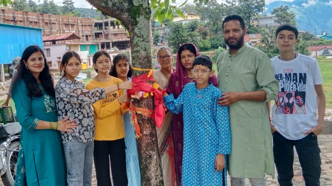 गोपेश्वर में रक्षाबंधन के पर्व पर पेड़ों पर रक्षा सूत्र बांधते हुए संकल्प अभियान के सदस्य।