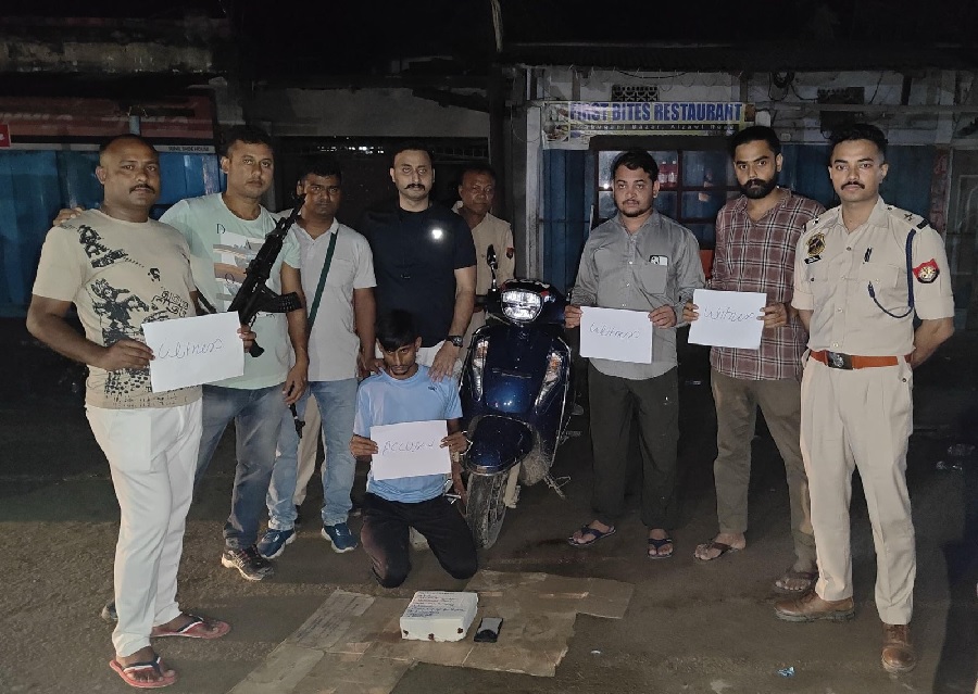असमः कछार जिला में सिलचर-कलाइन रोड पर काबूगंज बाजार में हेरोइन के साथ गिरफ्तार ड्रग्स तस्कर की तस्वीर।
