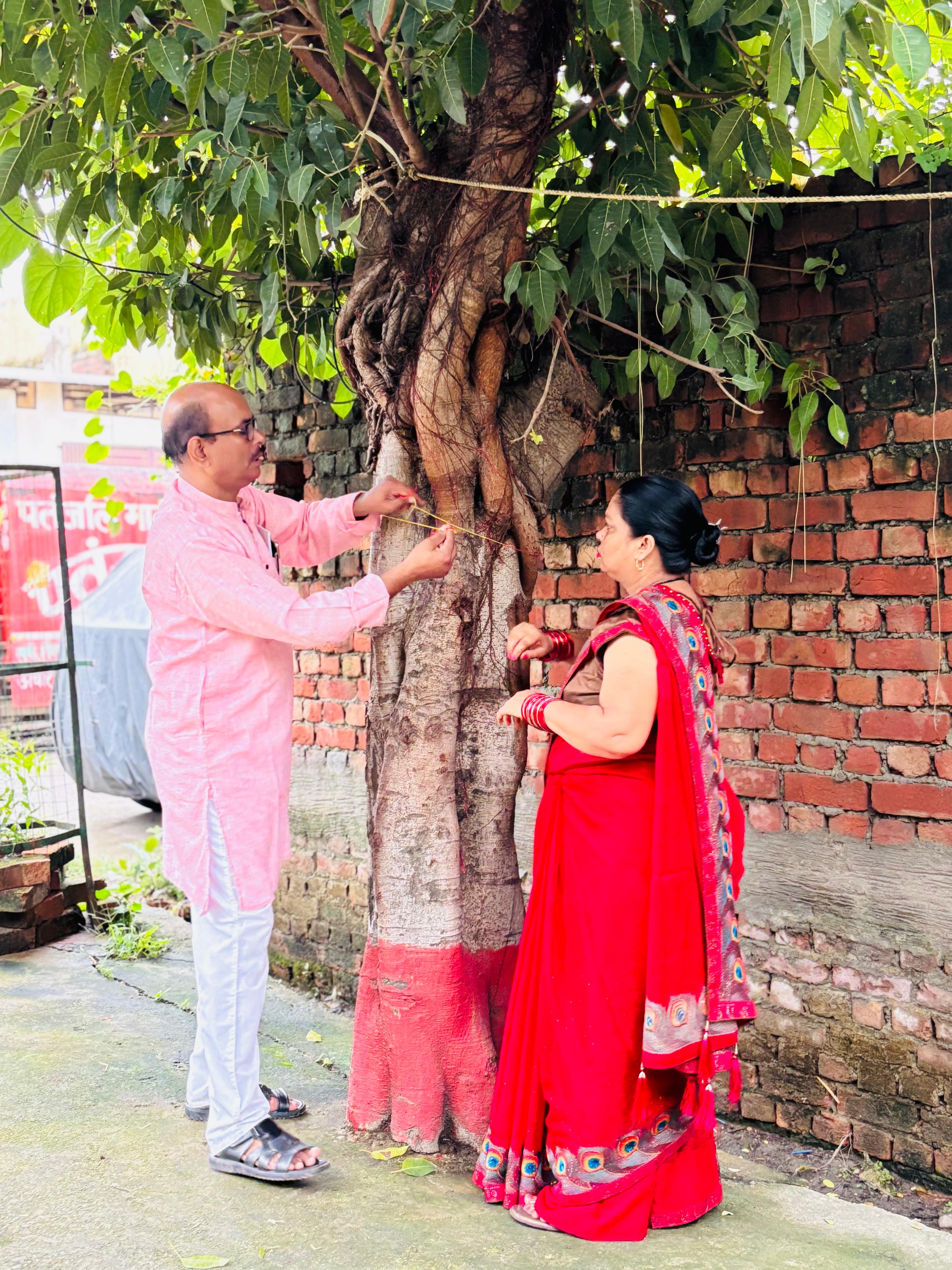 वृक्षों पर रक्षासूत्र बांधकर पेड़ों की रक्षा व सुरक्षा का संकल्प लेते प्रकृति सेवा समिति के पदाधिकारी।