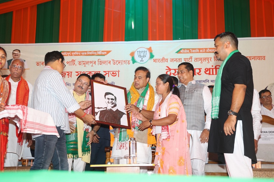 असमः तामुलपुर में बीटीसी चुनाव के मद्देनजर भाजपा की आयोजित विजय संकल्प रैली में मंच पर मुख्यमंत्री, प्रदेश अध्यक्ष एवं भाजपा नेता असमः तामुलपुर में बीटीसी चुनाव के मद्देनजर भाजपा की आयोजित विजय संकल्प रैली में मंच पर मुख्यमंत्री, प्रदेश अध्यक्ष एवं भाजपा नेता