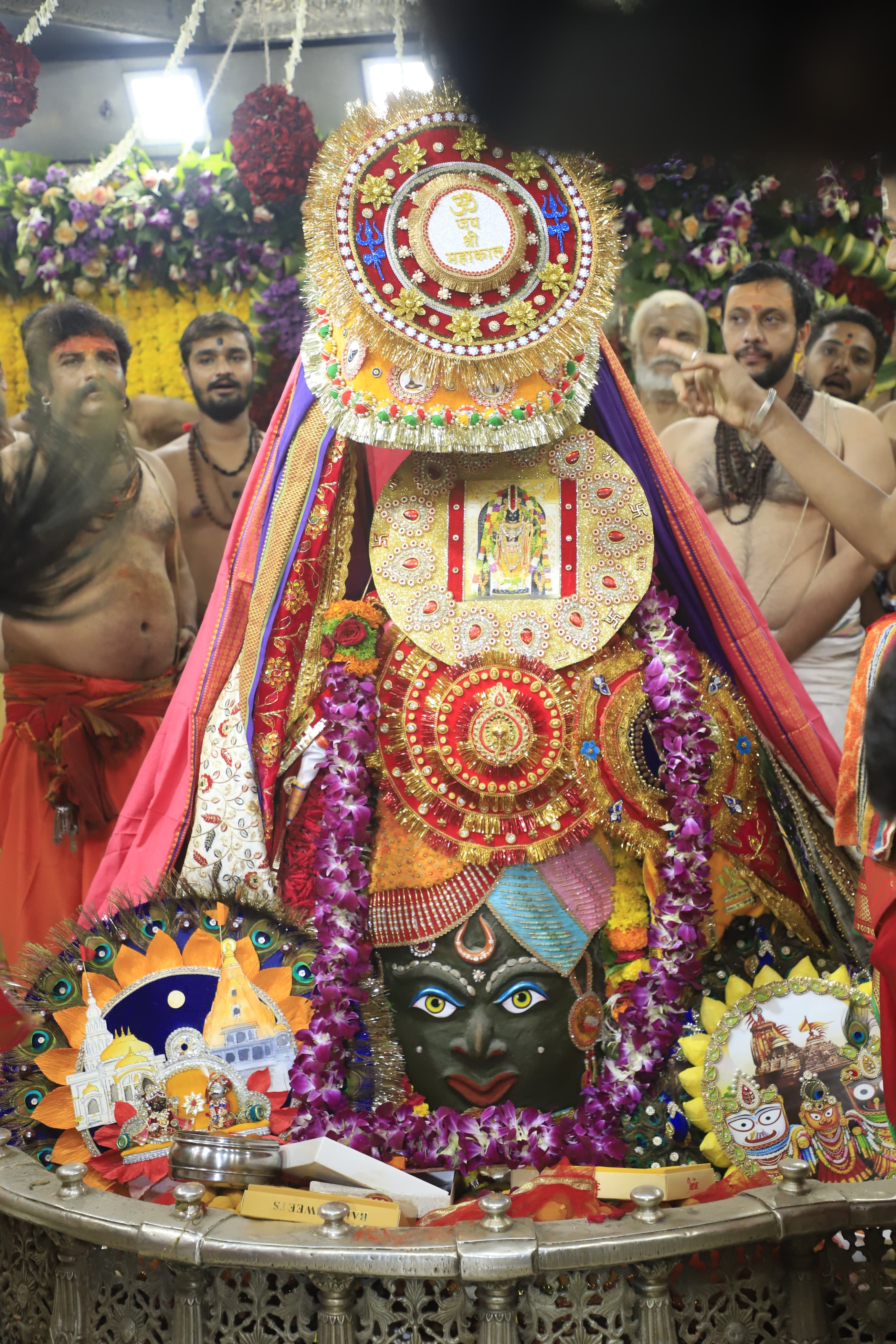 भगवान को राखी बांधी गई