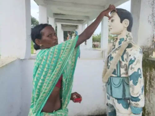 बहनें  बलीदान भाइयों की मूर्तियों पर राखी बांधती हैं