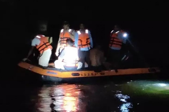 नदी में डूबे चार युवकों की तलाश में जुटी टीम नदी में डूबे चार युवकों की तलाश में जुटी टीम