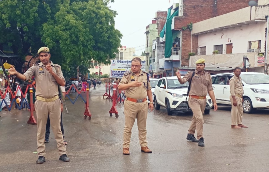 शास्त्री ब्रिज पर यातायात को नियंत्रित करते वरिष्ठ पुलिस अधीक्षक सोमेन बर्मा ।