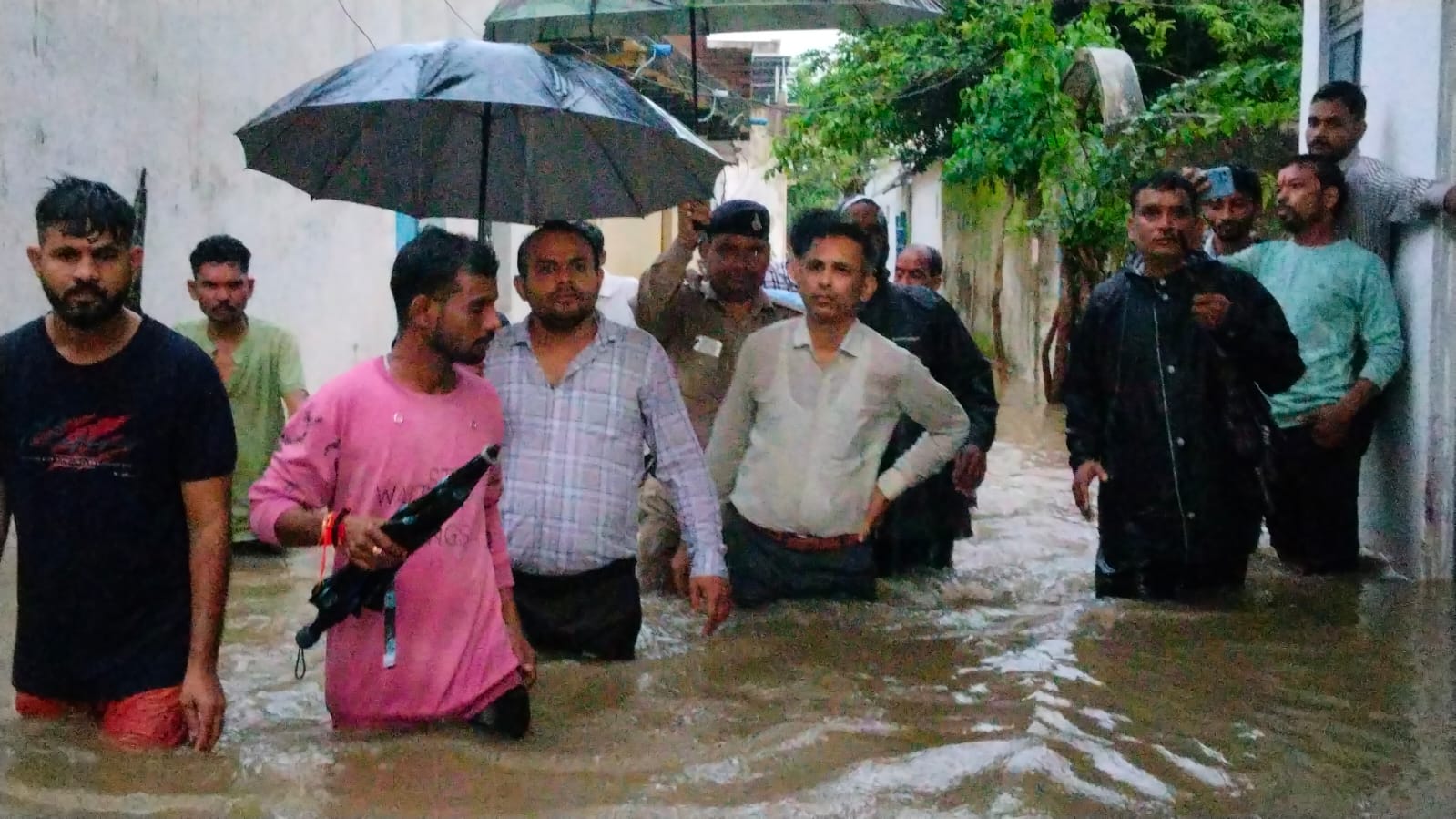 दमोह- भारी बारिश सुभाष कॉलोनी में 4 से 5 फीट तक पानी भरा दमोह- भारी बारिश सुभाष कॉलोनी में 4 से 5 फीट तक पानी भरा