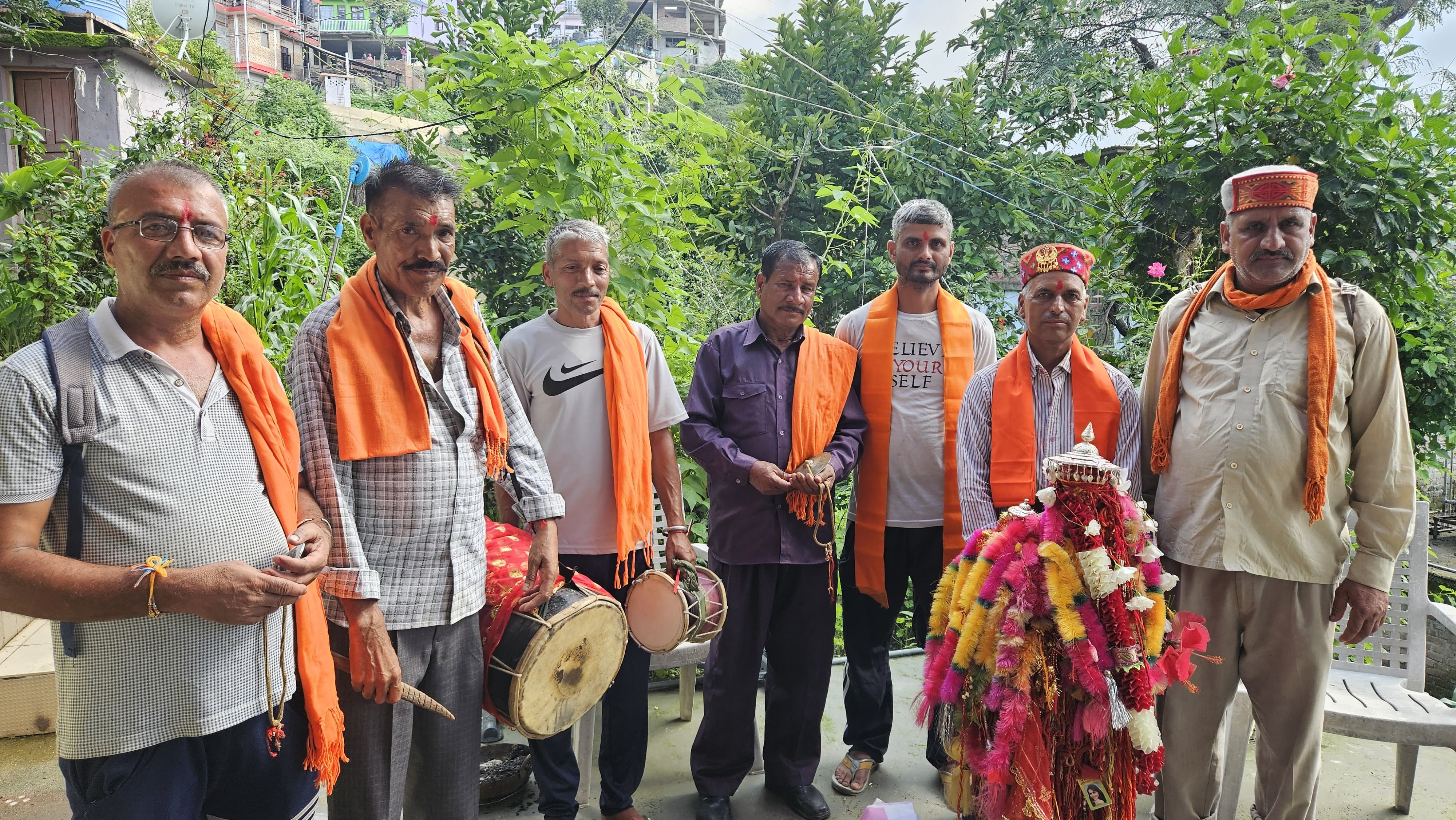 मंडी जनपद के तुंगल क्षेत्र में गुग्गा भारथा का गायन करने निकले लोग।