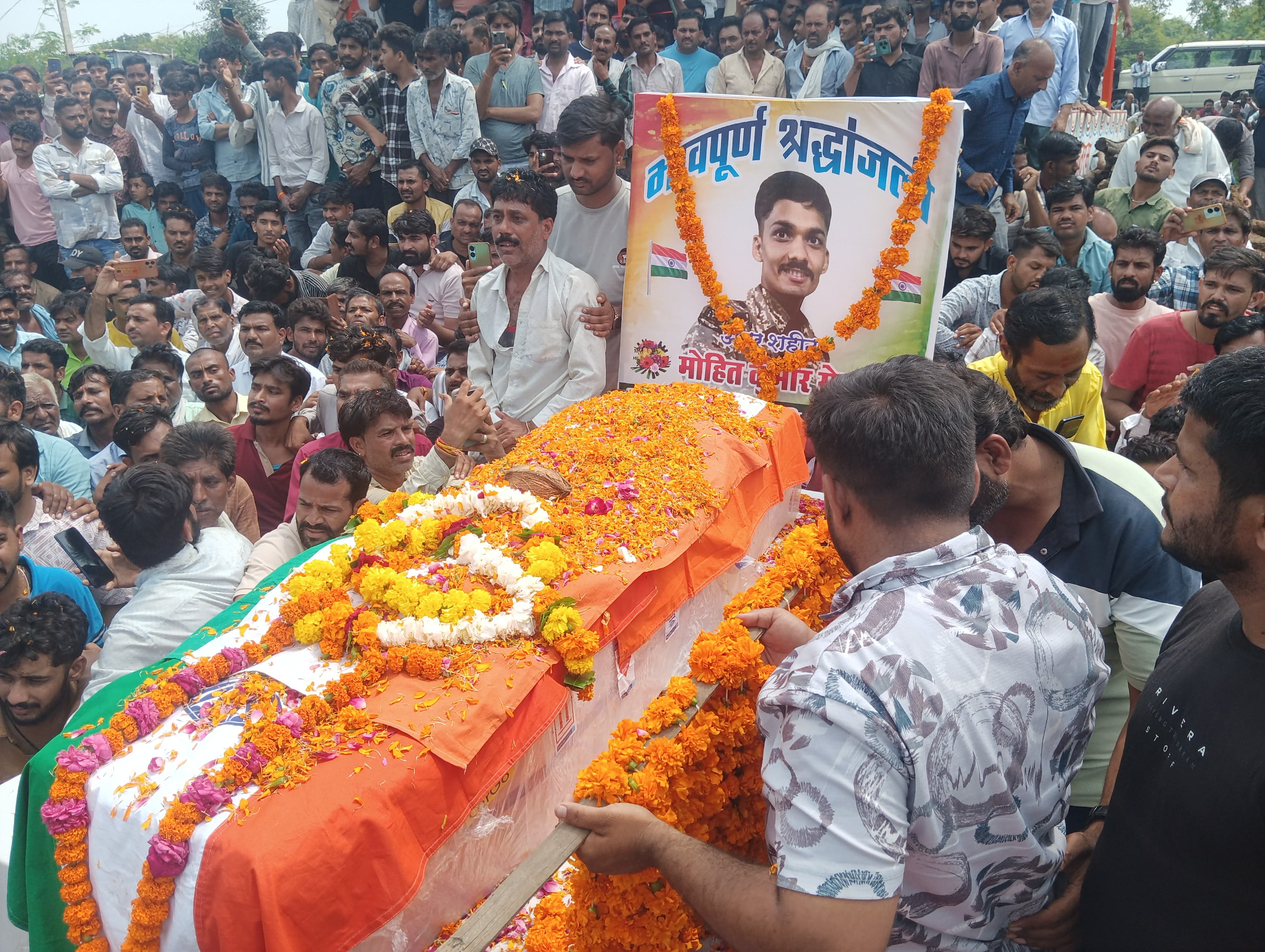 तिरंगे में लिपटा सैनिक का शव।