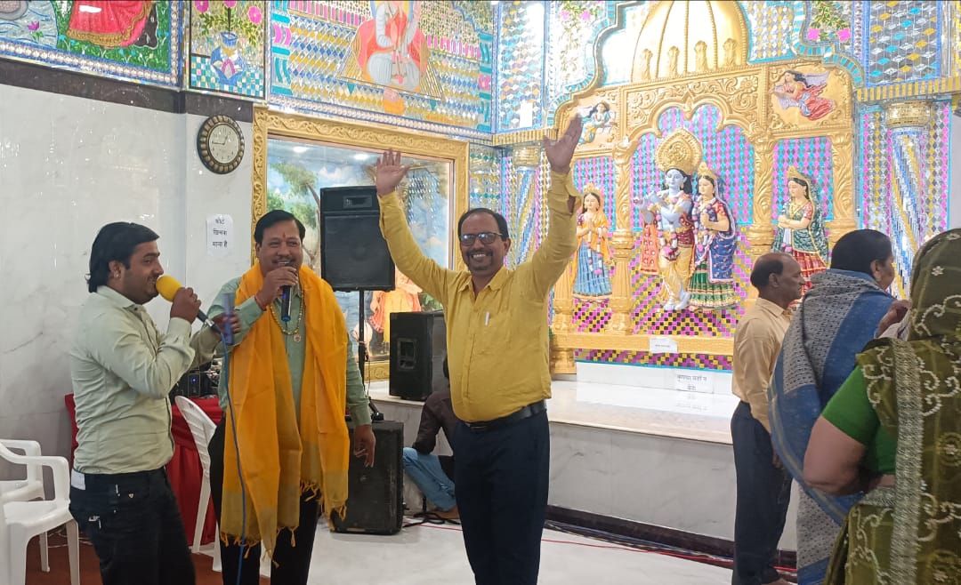 अनुष्ठान में शामिल श्रद्धालुगण अनुष्ठान में शामिल श्रद्धालुगण