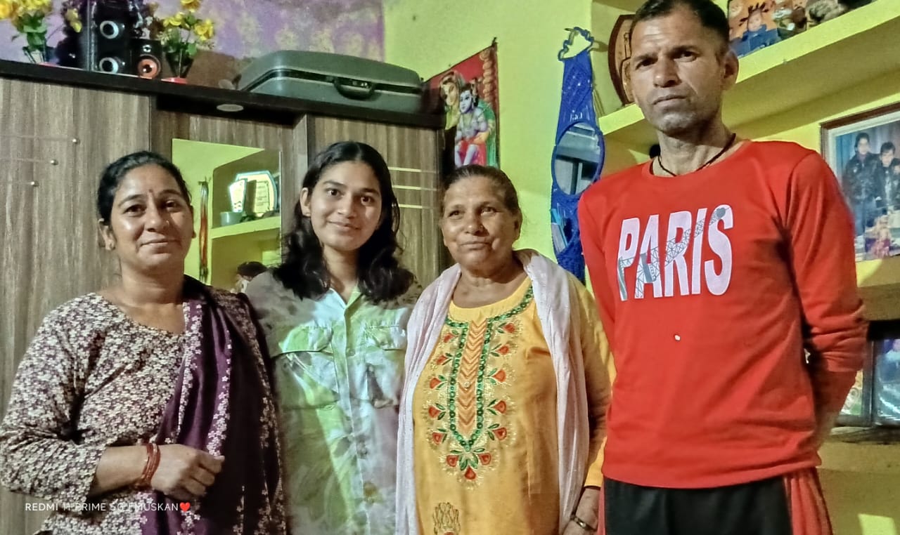 लडभड़ोल की मुस्कान अपने परिवार के साथ। लडभड़ोल की मुस्कान अपने परिवार के साथ।