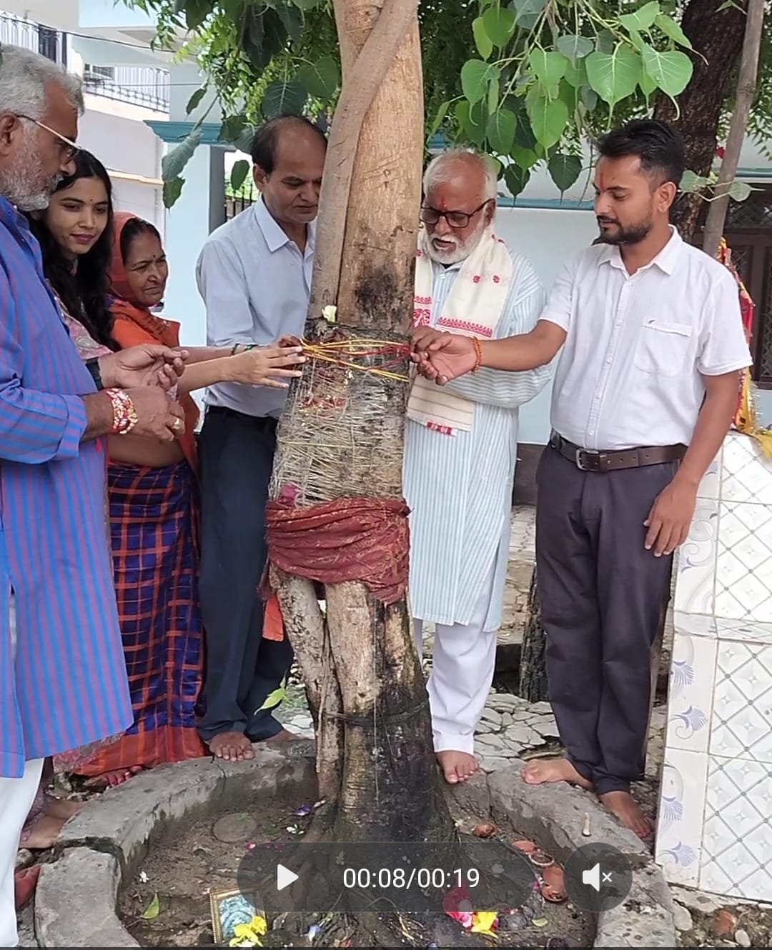 पीपल के पेड़ में रक्षा सूत्र बांधते हुए जलबिरादरी