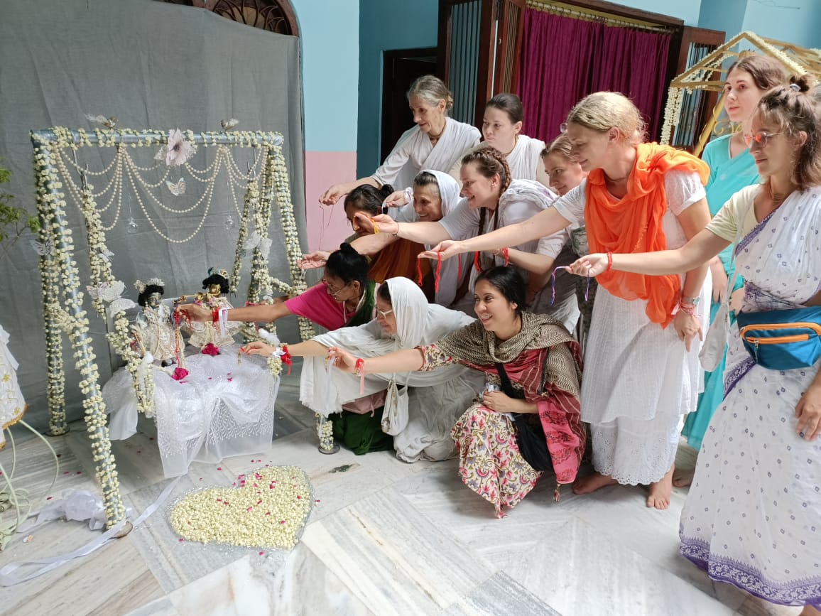 विदेशी महिलाएं कन्हैया को राखी बांधते हुए