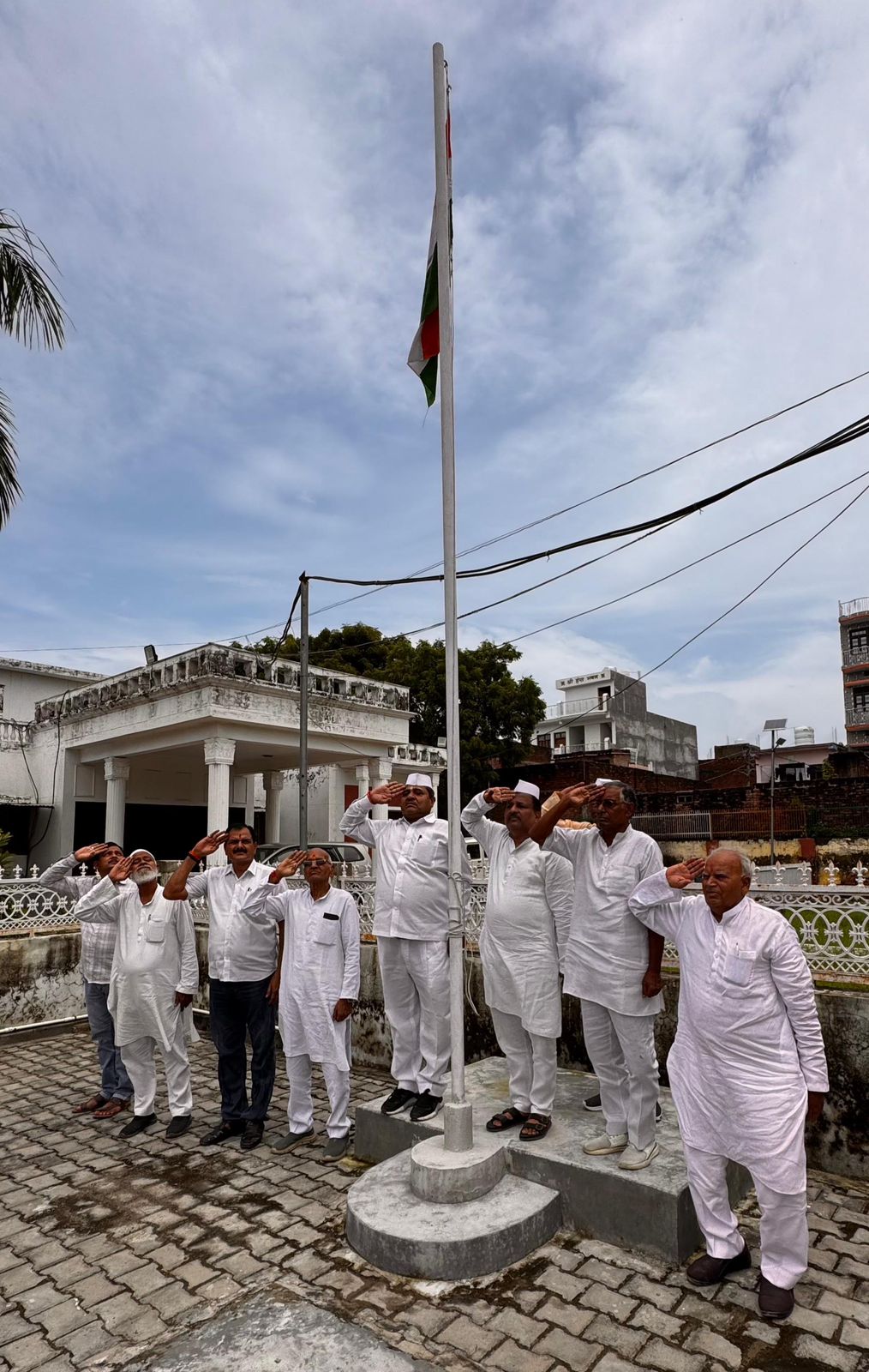 झंडे को सैल्यूट करते कांग्रेसी नेता