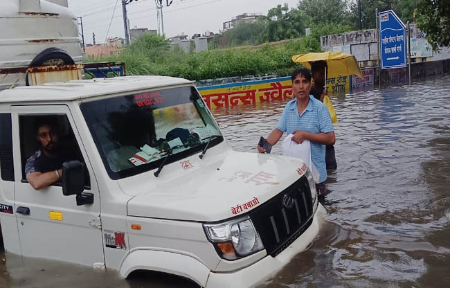 सोनीपत:  जल भराव के बीच खड़े जिला पार्षद संजय बड़वासनिया
