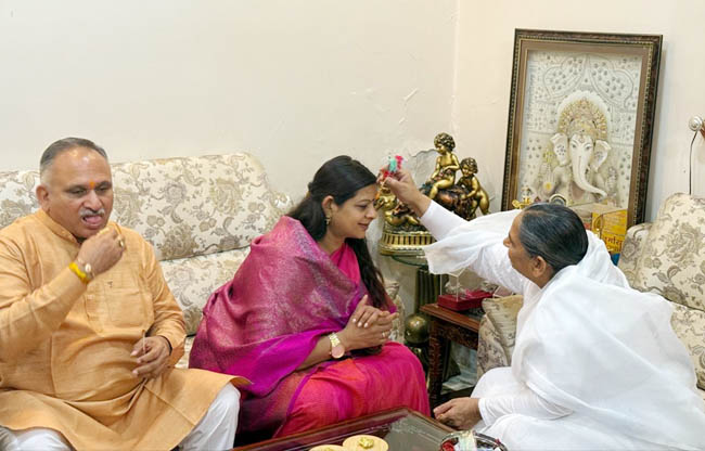 सोनीपत: पूर्व कैबिनेट मंत्री कविता जैन व नगर निगम मेयर राजीव जैन को रक्षा सूत्र बांधते ब्रह्मकुमारी सोनीपत: पूर्व कैबिनेट मंत्री कविता जैन व नगर निगम मेयर राजीव जैन को रक्षा सूत्र बांधते ब्रह्मकुमारी