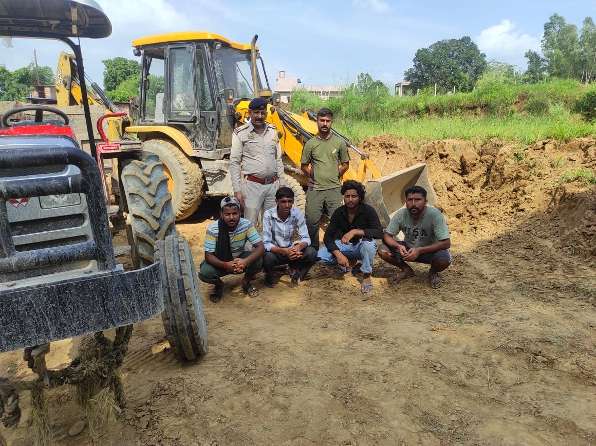 अवैध खनन के दौरान पकड़े गए आरोपी।