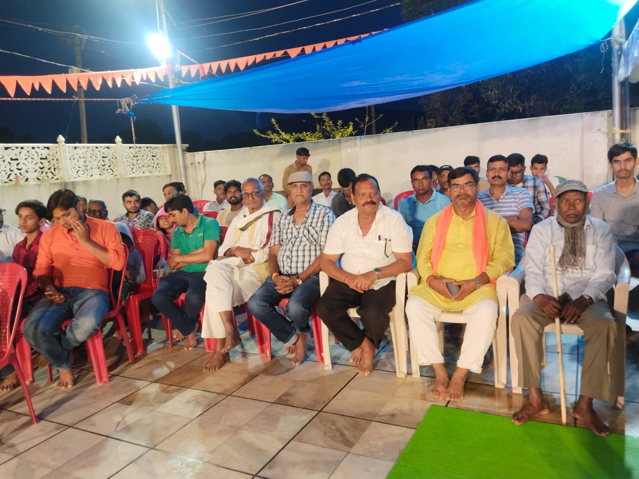 आरती में शामिल श्रद्धालुओं की तस्वीर