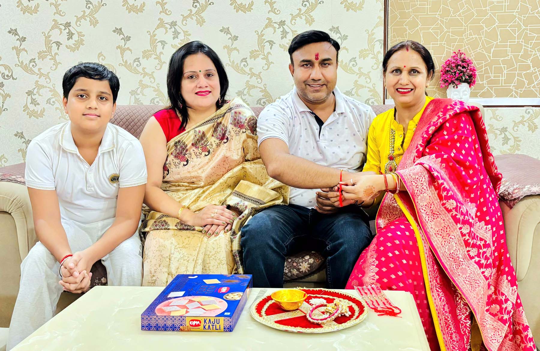 बहन से राखी बंधवाते ग्रीवेंस कमेटी के सदस्य पवन यादव। बहन से राखी बंधवाते ग्रीवेंस कमेटी के सदस्य पवन यादव।