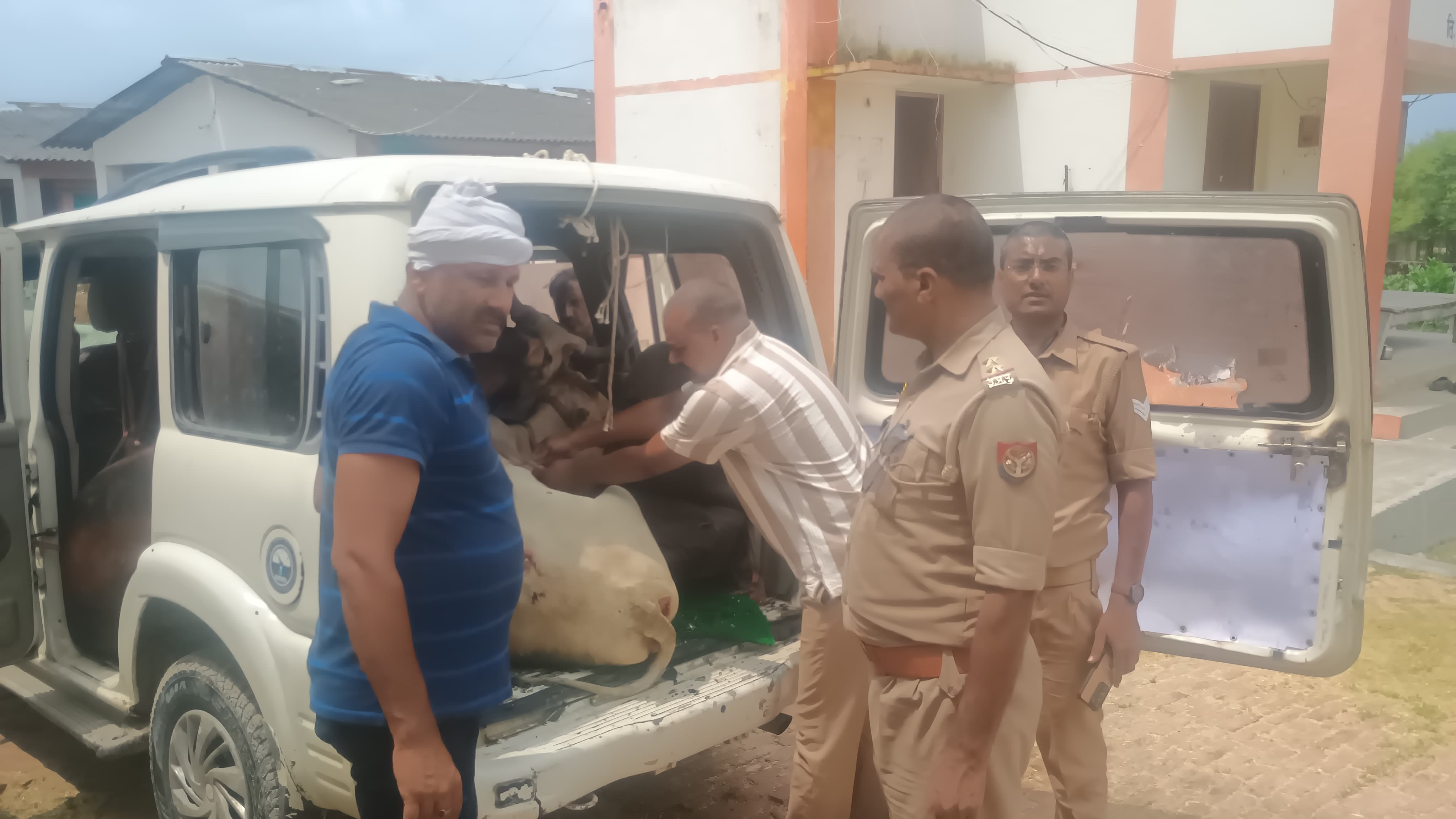 स्कांर्पियो की तलाशी लेती पुलिस। स्कांर्पियो की तलाशी लेती पुलिस।