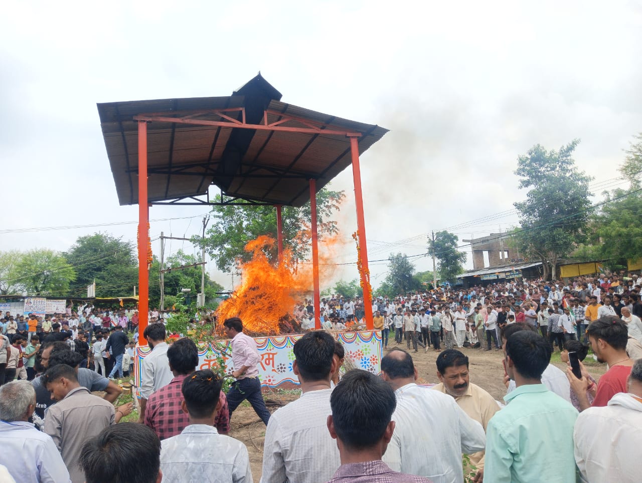 परिजनों ने दी मुखाग्नि।